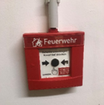 Feueralarm-Button hinter Glasplatte